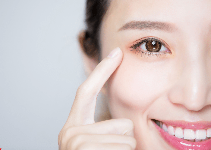 Un visage de femme avec un oeil visible