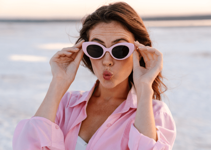 Une femme avec des lunettes de soleil pour protéger ses yeux